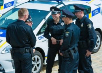 Киев: Патрульные сбили женщину, которая перебегала дорогу