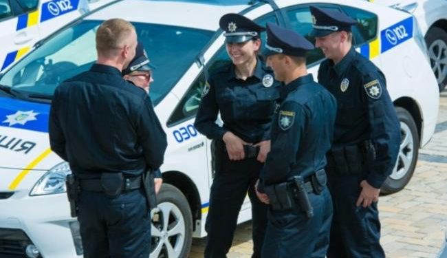 Киев: Патрульные сбили женщину, которая перебегала дорогу