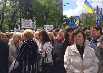 Парубий пригласил в ВР ученых, которые митингуют под парламентом