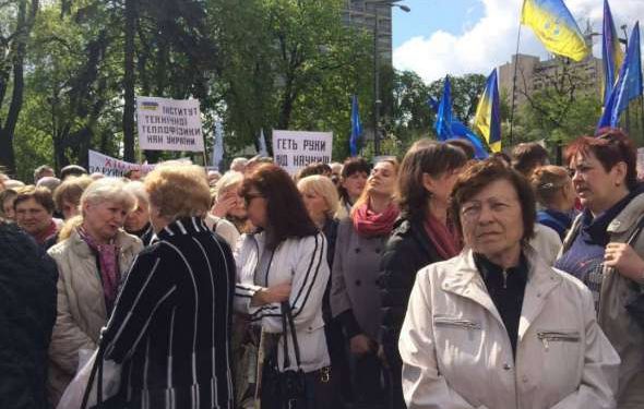 Парубий пригласил в ВР ученых, которые митингуют под парламентом