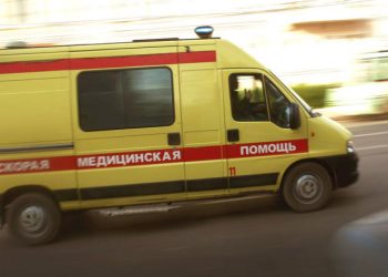На западе Москвы из окна многоэтажки выпал маленький мальчик
