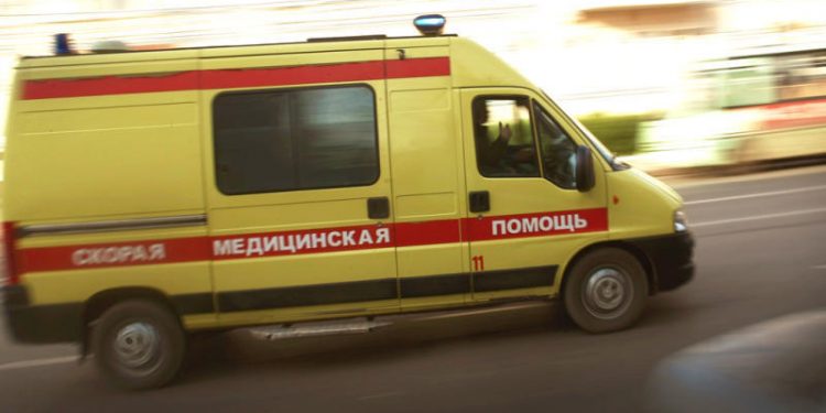 На западе Москвы из окна многоэтажки выпал маленький мальчик