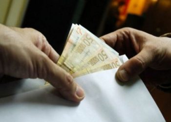 В Харькове офицера полиции поймали на взятке