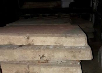 Во Львове полиция задержала мужчин, которые воровали тротуарную плитку