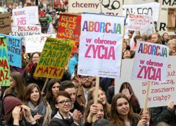 В Польше тысячи людей вышли на протесты против запрета абортов