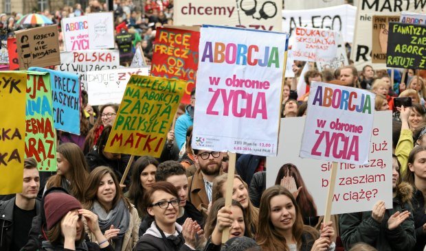 В Польше тысячи людей вышли на протесты против запрета абортов