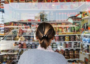 Россияне стали тратить более 50% дохода на еду