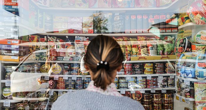 Россияне стали тратить более 50% дохода на еду