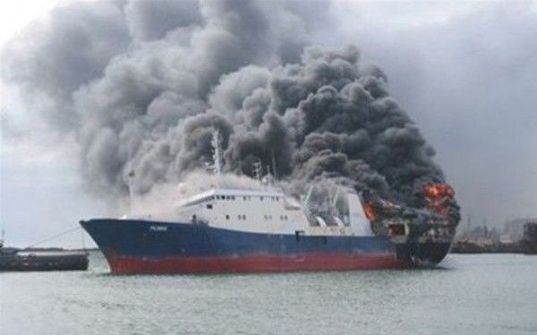 Оперативники приняли решение не тушить горящий в Каспийском море танкер