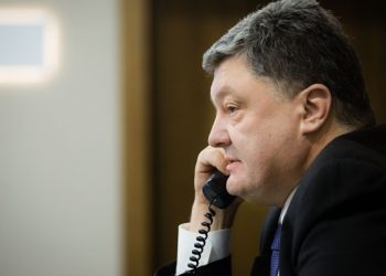 Порошенко через консула по телефону поговорил с заключенной в России Савченко