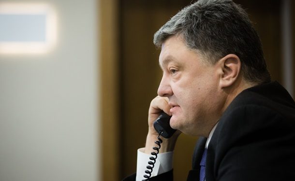 Порошенко через консула по телефону поговорил с заключенной в России Савченко