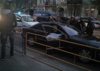 Стрельба в центре Киева: сотрудники МВД остановили авто