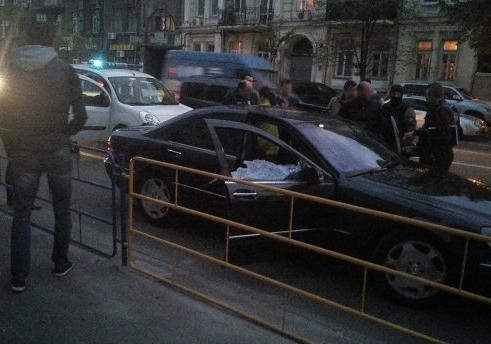 Стрельба в центре Киева: сотрудники МВД остановили авто