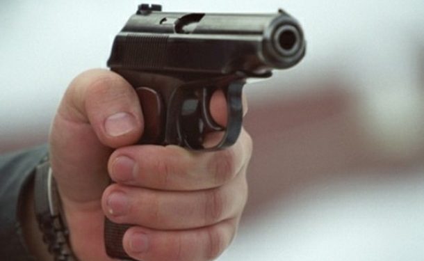 В Киеве неизвестный ограбил студенток и обстрелял таксиста