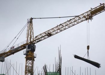 В Умани на машину упал кран: есть жертвы