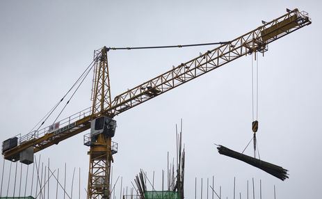 В Умани на машину упал кран: есть жертвы