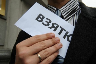 В Днепропетровске государственный ревизор попался на взятке