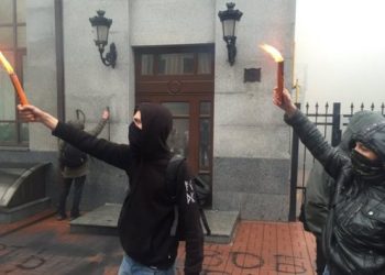 К зданию Россотрудничества в cстолице Украины принесли шины
