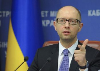 Премьер Украины подал в отставку, чтобы сохранить за собой место в политике