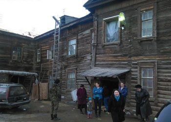 В Якутске власти города хотели замаскировать рекламными плакатами аварийные бараки