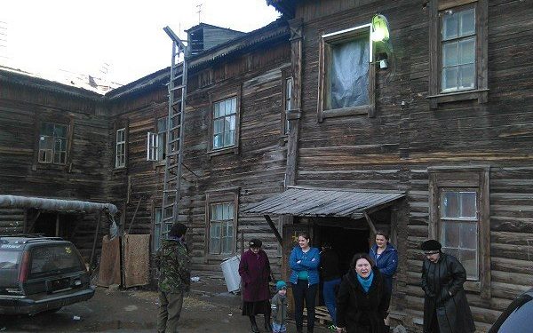В Якутске власти города хотели замаскировать рекламными плакатами аварийные бараки