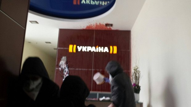 Приемную канала «Украина» облили краской