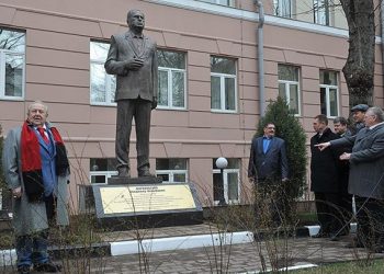 В Москве открыли памятник Жириновскому