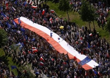 250 тысяч поляков вышли на акцию протеста в Варшаве