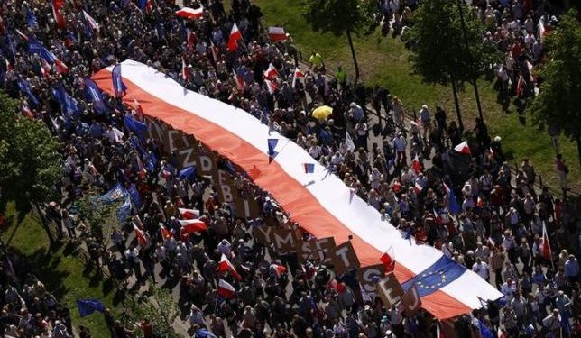 250 тысяч поляков вышли на акцию протеста в Варшаве