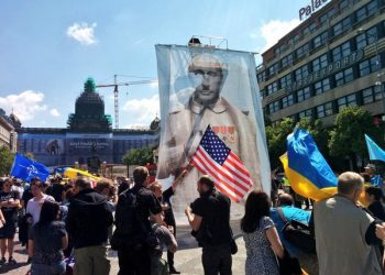 Путинских "Ночных волков" встречали в Праге "коридором позора"