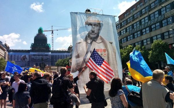 Путинских "Ночных волков" встречали в Праге "коридором позора"