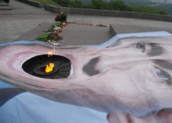 Вечный огонь в Киеве накрыли 5-метровым плакатом с Путиным