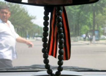 Узбекские правоохранители "вежливо" изымают "георгиевские ленточки" у водителей