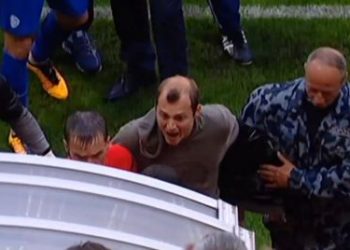 После матча "Днепр" - "Заря" футболист напал на судью, - видео