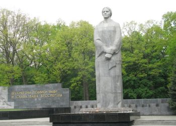 В Харькове возле Мемориала славы произошли столкновения