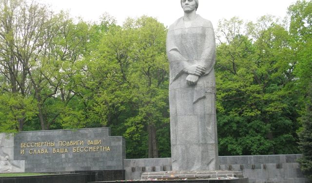 В Харькове возле Мемориала славы произошли столкновения