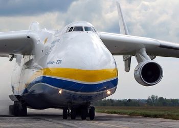 Опубликовано видео приземления самого большого в мире самолета в Австралии