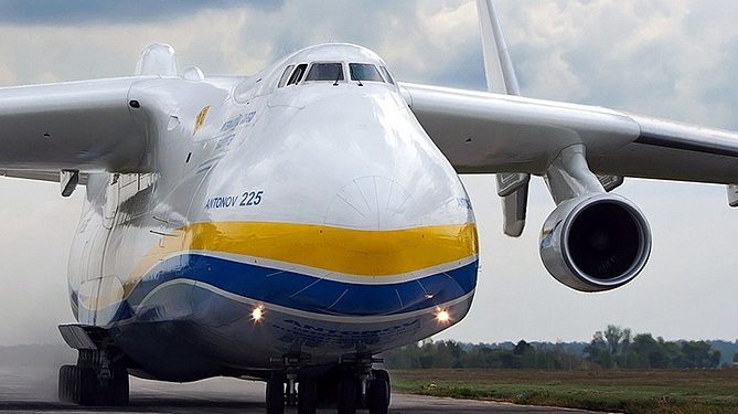 Опубликовано видео приземления самого большого в мире самолета в Австралии