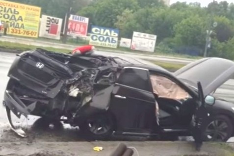 Опубликовано видео с места аварии автомобиля Антона Геращенко в Киеве