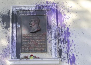 Памятную доску Сталину на офисе КПРФ в Крыму залили краской