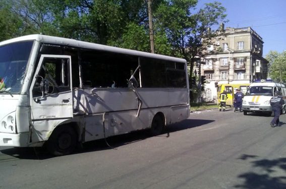 В ДТП в Мариуполе пострадали 14 человек, в том числе 9 бойцов АТО