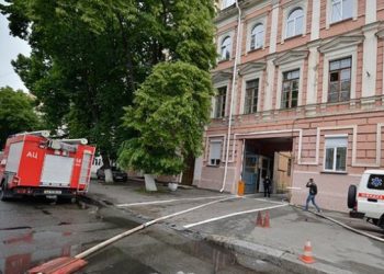 Киевских полицейских эвакуировали из-за пожара в здании на Владимирской