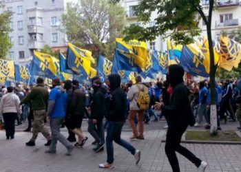 В Киеве проходит марш "Азова", - трансляция