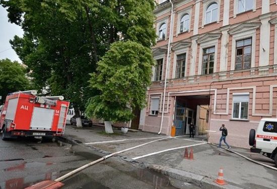 Киевских полицейских эвакуировали из-за пожара в здании на Владимирской