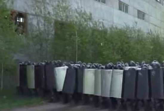 Опубликовано видео "подавления забастовки" голодающих рабочих силовиками на Урале