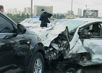 Масштабное ДТП парализовало движение на мосту Патона в Киеве