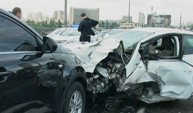 Масштабное ДТП парализовало движение на мосту Патона в Киеве