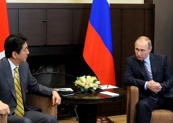 Путин жаловался премьер-министру Японии на Украину