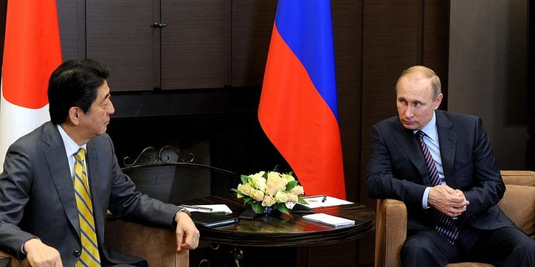 Путин жаловался премьер-министру Японии на Украину