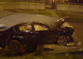 Авария в Киеве: машина вылетела на крышу киоска